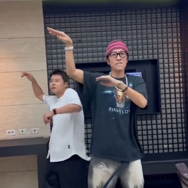 코요태 빽가 사진