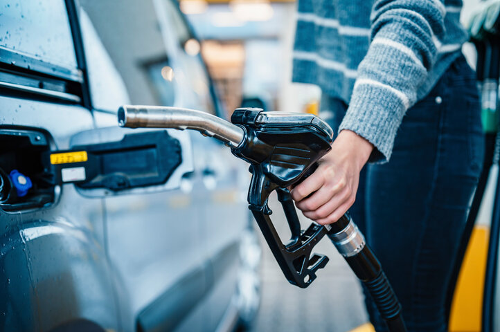 8. 차에 휘발유를 넣는 꿈