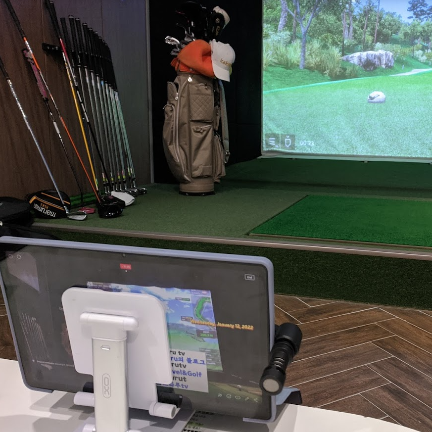 실내 스크린골프 내부 골프클럽과 캐디백이 정리되어 있는 사진