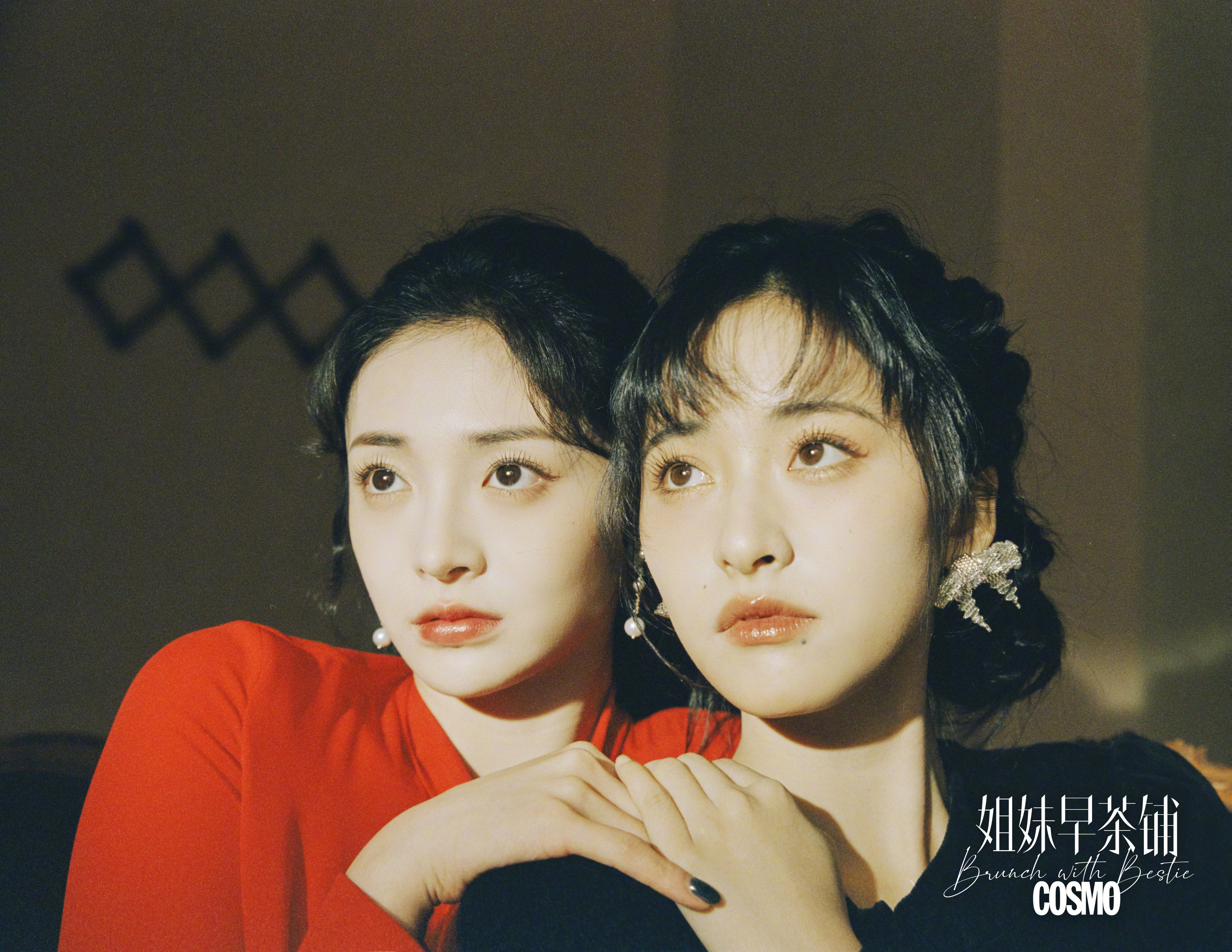 자매처럼 서로를 꼭 붙잡고 하늘을 쳐다보는 주결경과 심월