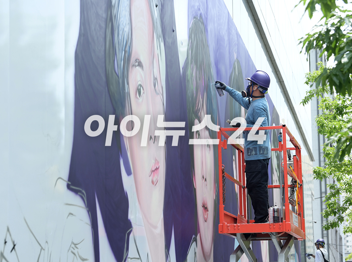 12일 오전 서울 용산구 하이브 사옥에 방탄소년단(BTS) 데뷔 10주년을 기념해 멤버들 얼굴이 그려지고 있다. [사진=정소희 기자]