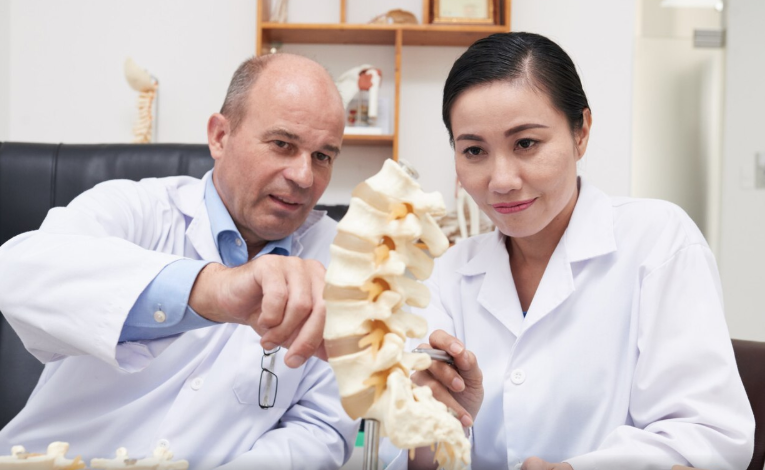 손가락 부터 엉덩이 뼈까지 진료 장면 사진