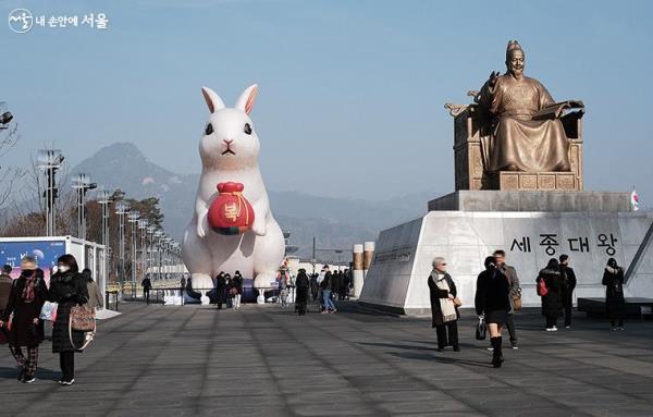 토끼해를 맞이해 대형 복토끼가 설치된 광화문광장은 시민들에게 즐거움을 주고 있다. ⓒ김아름