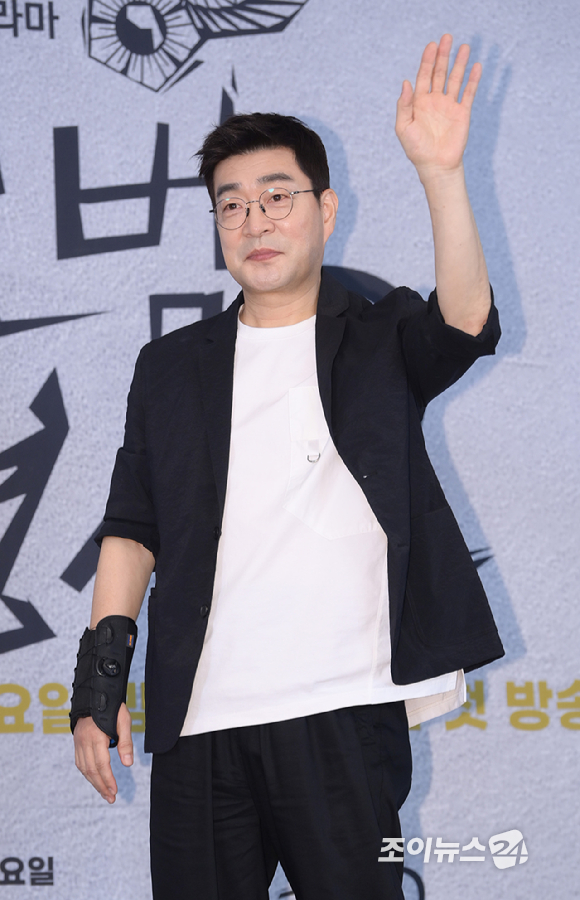 배우 손현주가 28일 오후 서울 마포구 도화동 서울가든호텔에서 열린 JTBC 새 토일드라마 '모범형사2' 제작발표회에 참석해 포토타임을 갖고 있다. [사진=정소희 기자]