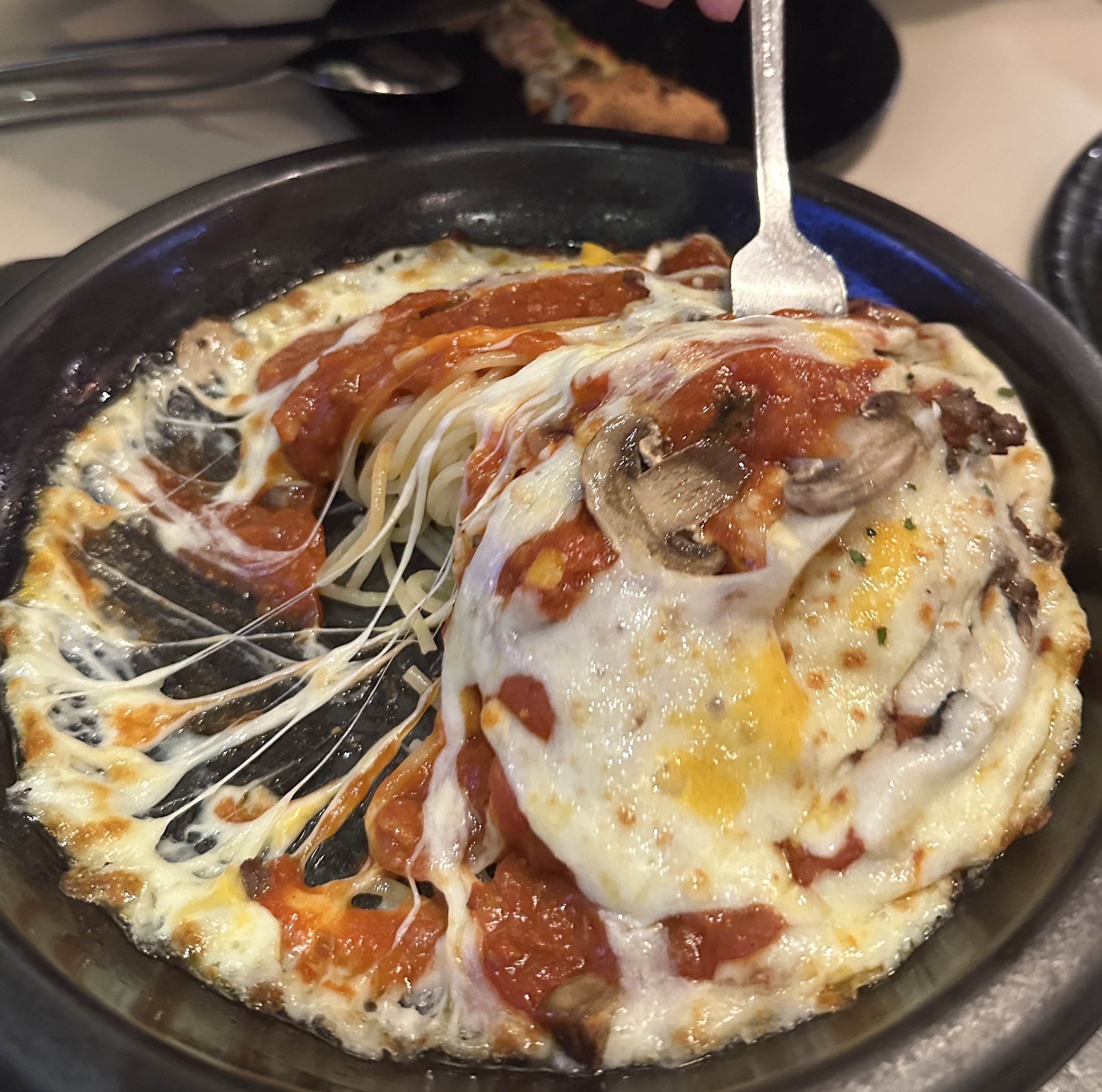 치즈와 소스가 듬뿍