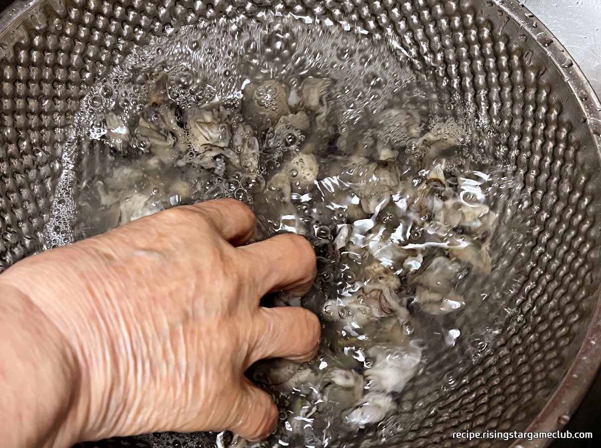꽃소금을 녹인 물에 굴을 넣고 씻는 사진