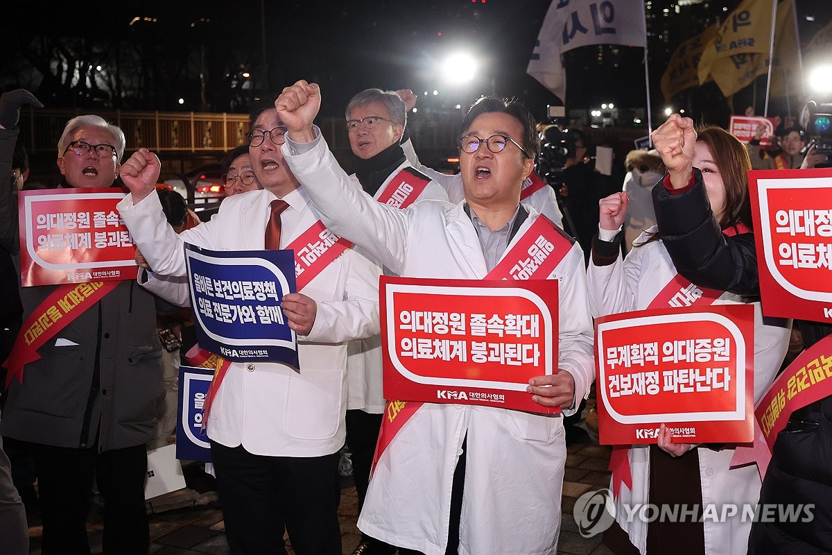 갈등을 해결하는 실마리를 마련했다는 정부, 원점에서 논의하여야 하겠다는 의협