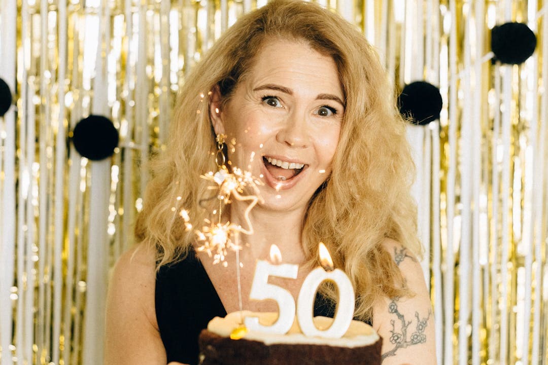 50세 생일을 기념하는 중장년 여성의 행복한 순간
