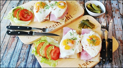 토마토와 치즈가 들어간 아침식사