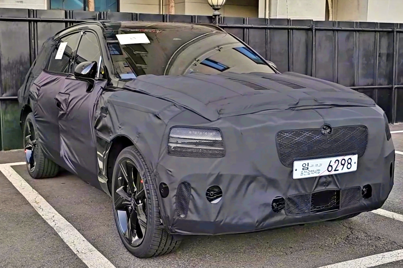 제네시스가 GV80에 블랙 디테일을 더한 'GV80 블랙'으로 추정되는 의문의 테스트카가 포착됐다.