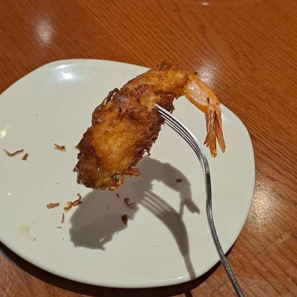 새우튀김을 포크로 찍었어요