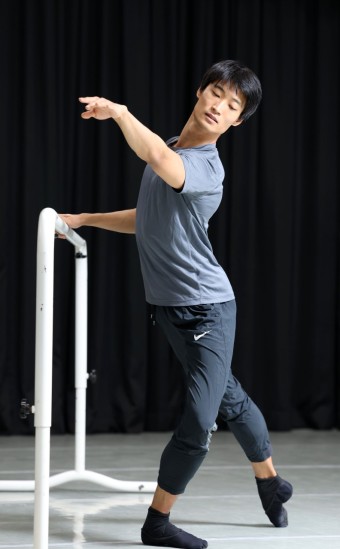 바에서 포즈를 취하고있는 발레리노 김기민