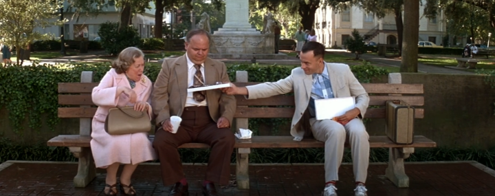 함께버스르기다리고있는부부에게초콜릿을건네는포레스트