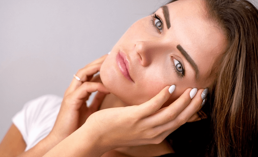 사과즙 효능은 피부에 도움이 된다 피부가 깨끗한 여성이 쳐다보고 있다