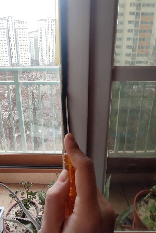 잘넣어져 송곳을 아래로 내리며 홈으로 집어넣는 사진