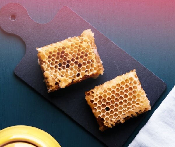 도마위에-놓인-꿀벌집