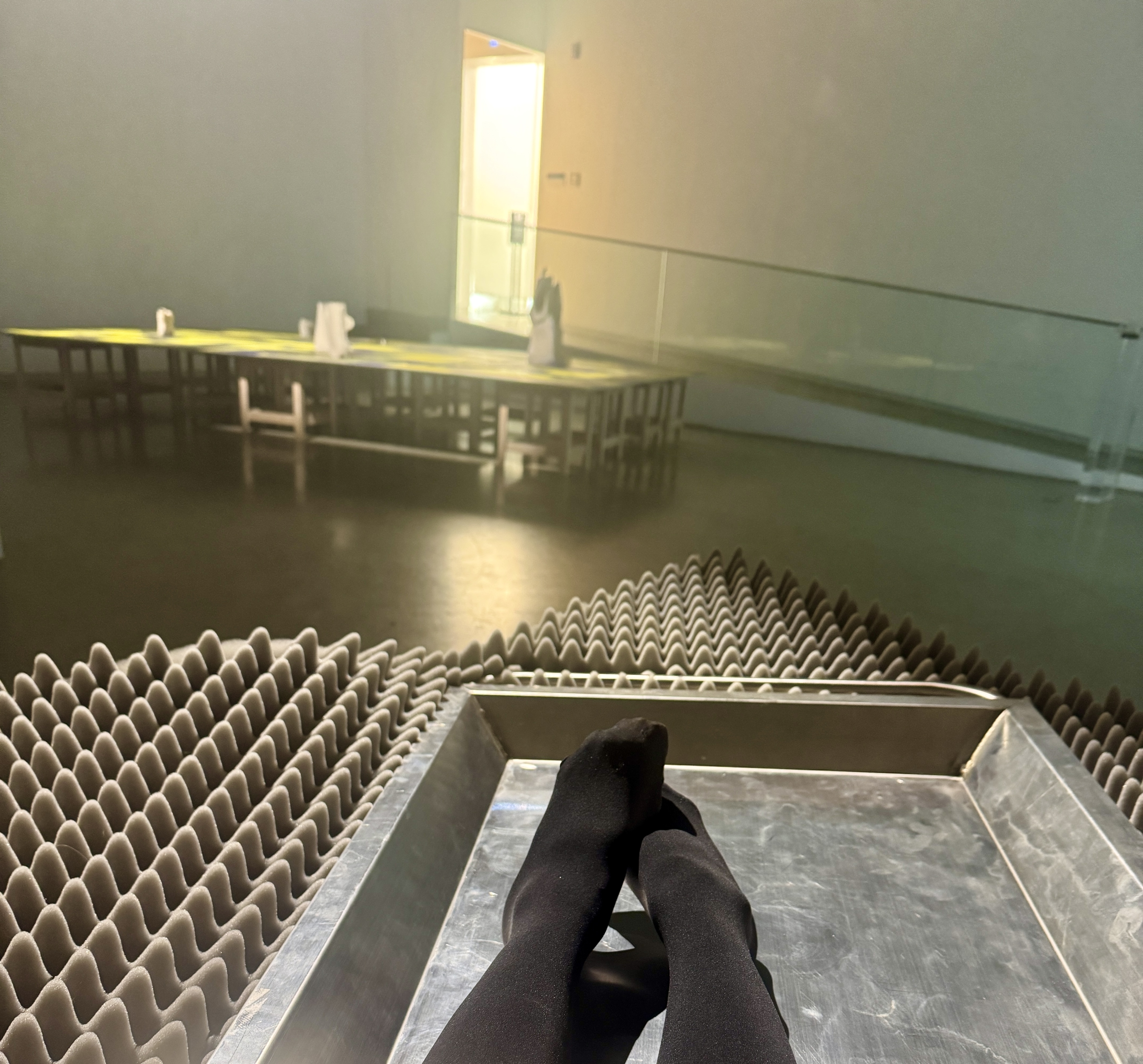 화이트블럭 체험형 전시에서 누워 감상하면서 찍은 내 발 사진. 평일 오후 관람객 없는 전시실에서 혼자 여유롭게 전시를 즐기는 모습