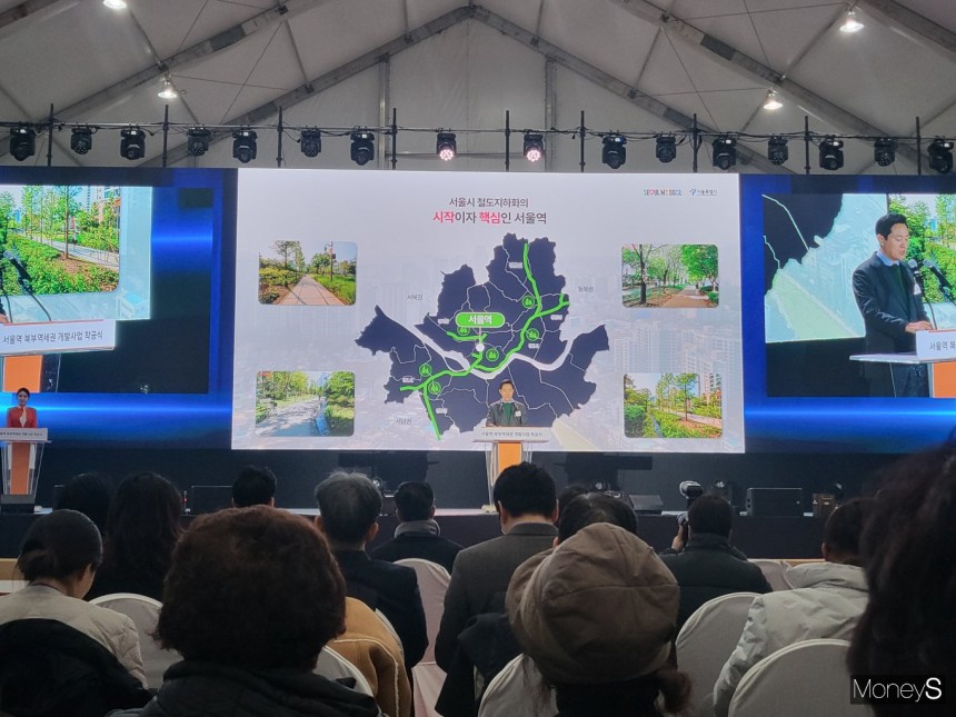 한화건설부문과 서울시가 서울역 북부역세권 복합개발사업 착공식에서 국제 커뮤니티를 조성해 랜드마크를 만들겠다는 계획을 발표했다. 사진은 12일 착공식에서 오세훈 서울시장이 기념사를 하는 모습.