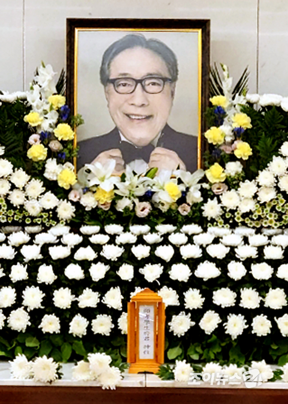 원로배우 변희봉이 향년 81세를 일기로 별세한 가운데 18일 오후 삼성서울병원 장례식장에 고인의 빈소가 차려져 있다. 고인의 영정사진 모습. [사진=소속사 제공]