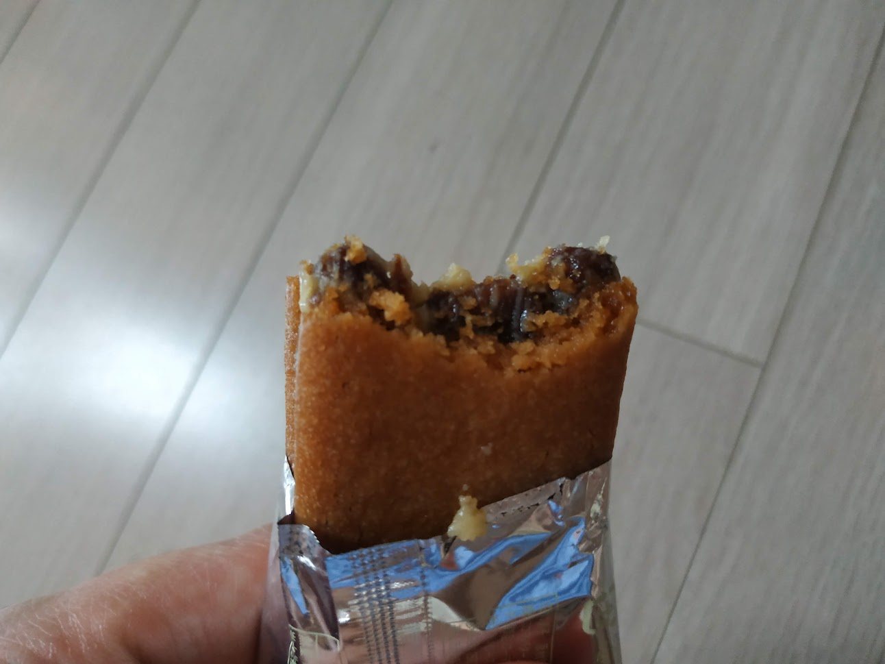 일본여행에서 사온 과자. 한 입 베어 물고.