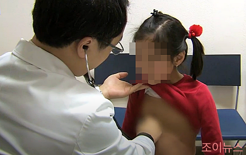 성조숙증 검사를 하고 있는 여아