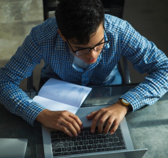 사회초년생이 노트북으로 공부하는 이미지