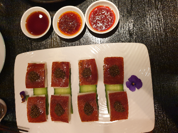 세 가지 소스와 함께 나온 케비어 베이징덕