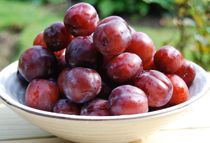 신선한 자두를 그릇에 담아 두었다
