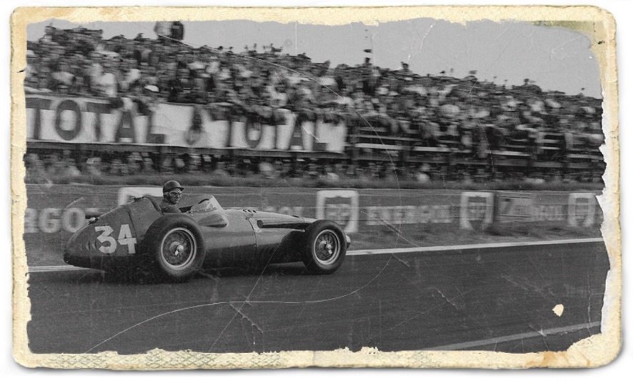 1950년대 마세라티 250F 그랑프리 레이싱카 트랙 주행 장면