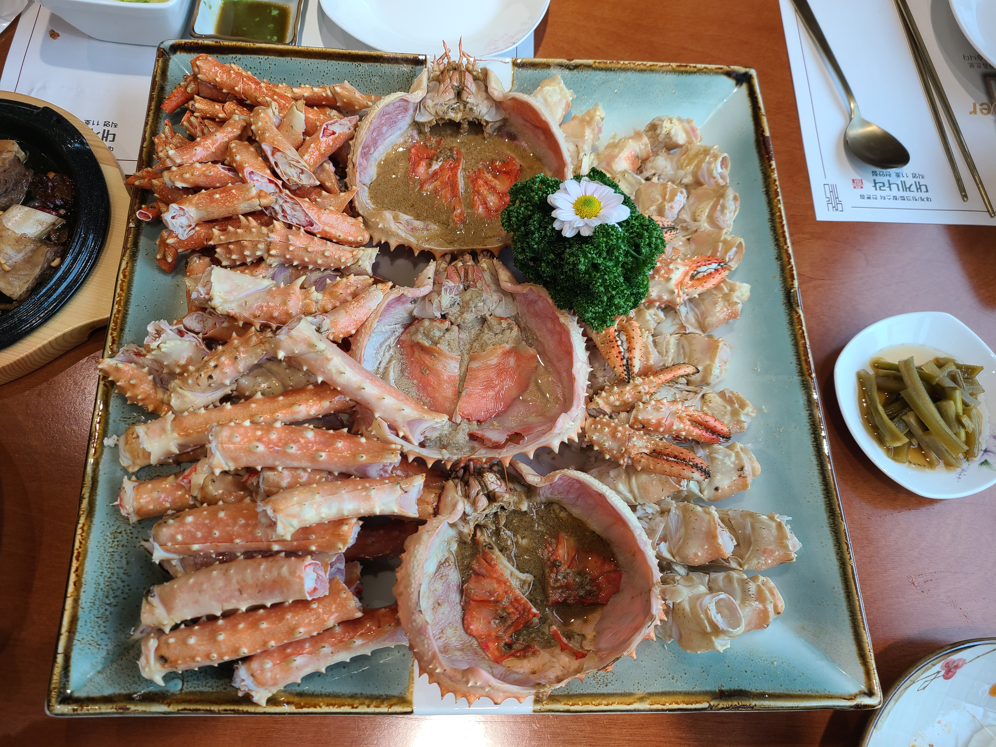 천안 대게나라 킹크랩 요리 접시