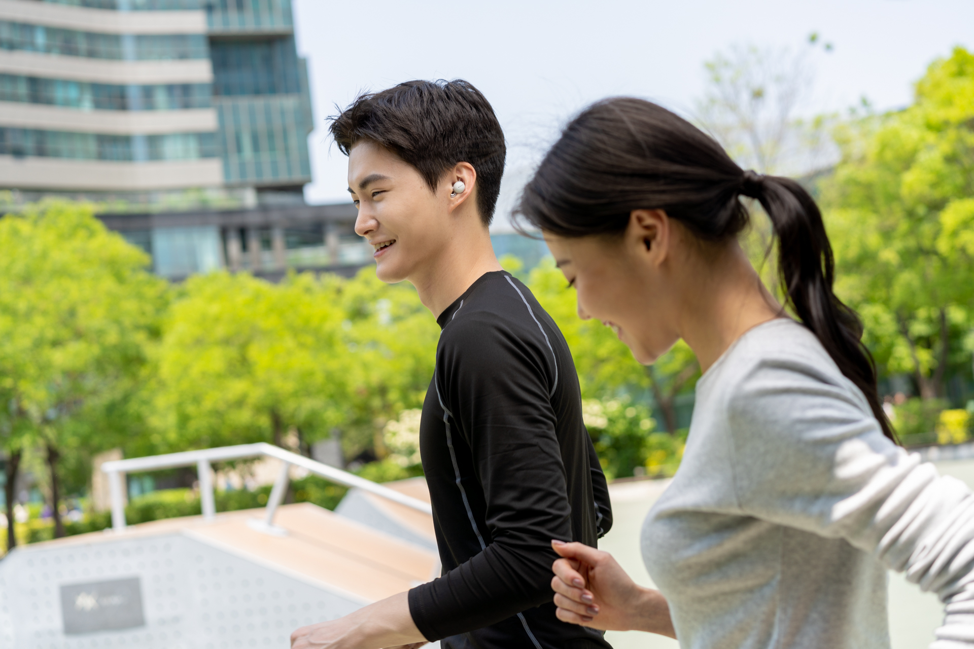 소니 완전 무선 오픈형 이어폰 링크버즈 착용하고 달리는 모습