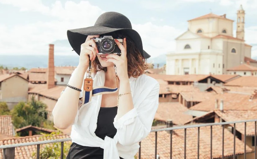 관광지에서-촬영중인-관광객