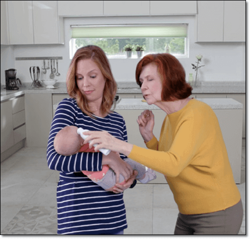 갓난아기와 엄마 할머니