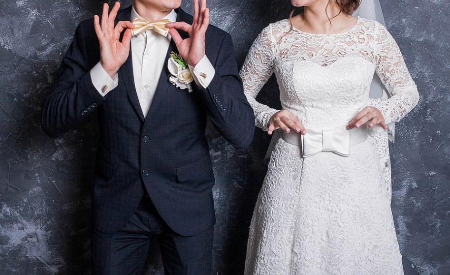 나의 사랑 나의 신부 스타일 웨딩 커플 &mdash; 정장 차림 신랑과 레이스 드레스 신부가 유쾌한 포즈를 취하고 있는 한국 로맨틱 코미디 분위기의 결혼 사진