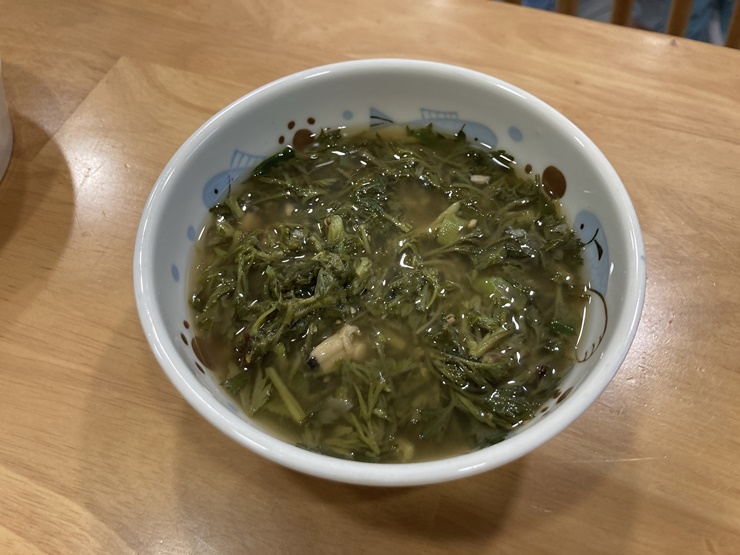 조리법이 간한한 조갯살 과 청양고추가 들어간 쑥국