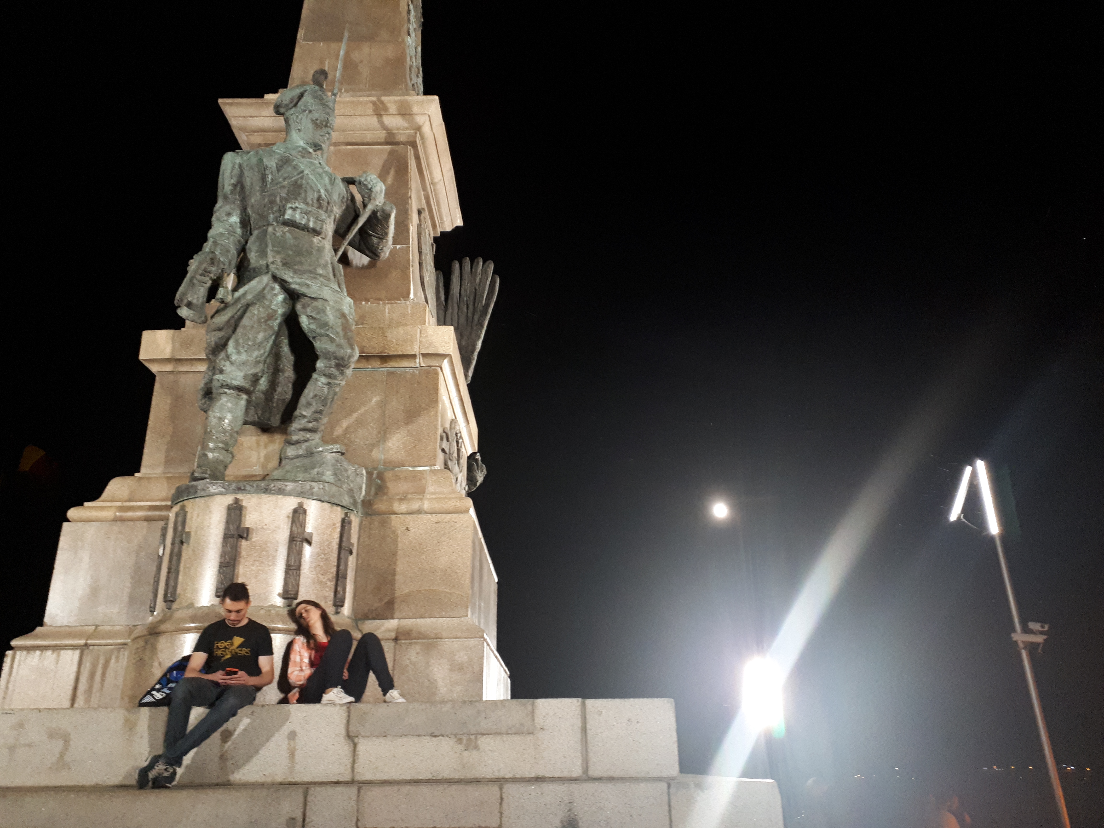 루마니아 툴체아 전몰용사 기념비에 앉아 있는 커플