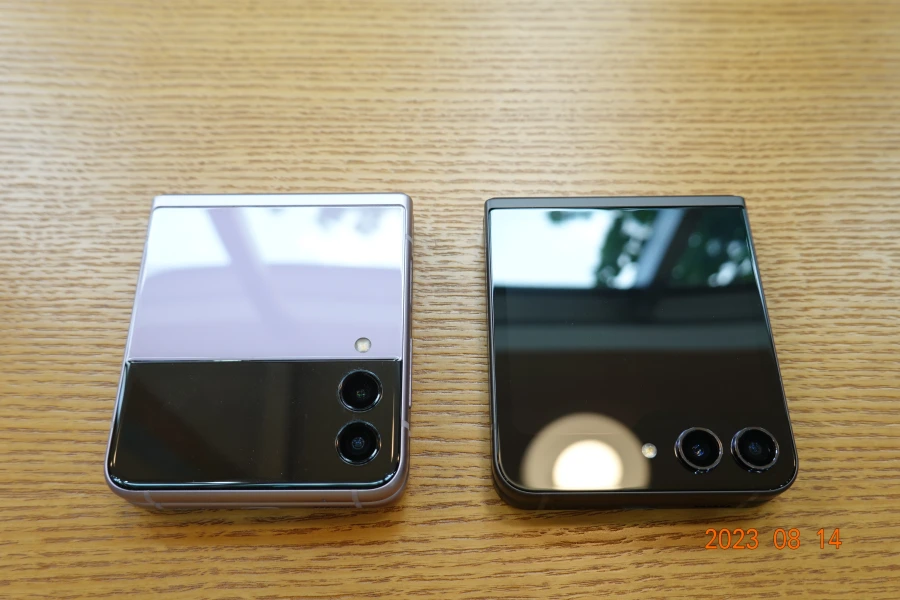 Z플립3와-Z플립5-접은-상태의-실물을-보여주는-사진