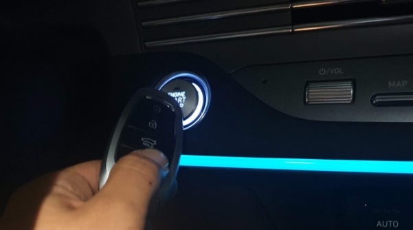 여분의 차키로 시동버튼 누르는 장면