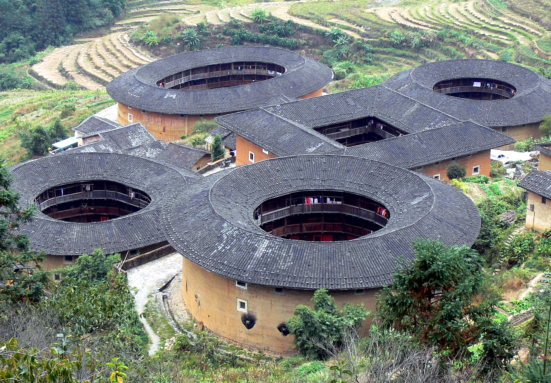 Aerial view of Fujian Tulou in Nanjing County, China – traditional Hakka earthen dwellings known as Tianluokeng Tulou cluster, UNESCO World Heritage site
중국 푸젠성 난징현의 원형 토루(土樓) 전경, UNESCO 세계문화유산에 등재된 토루군락