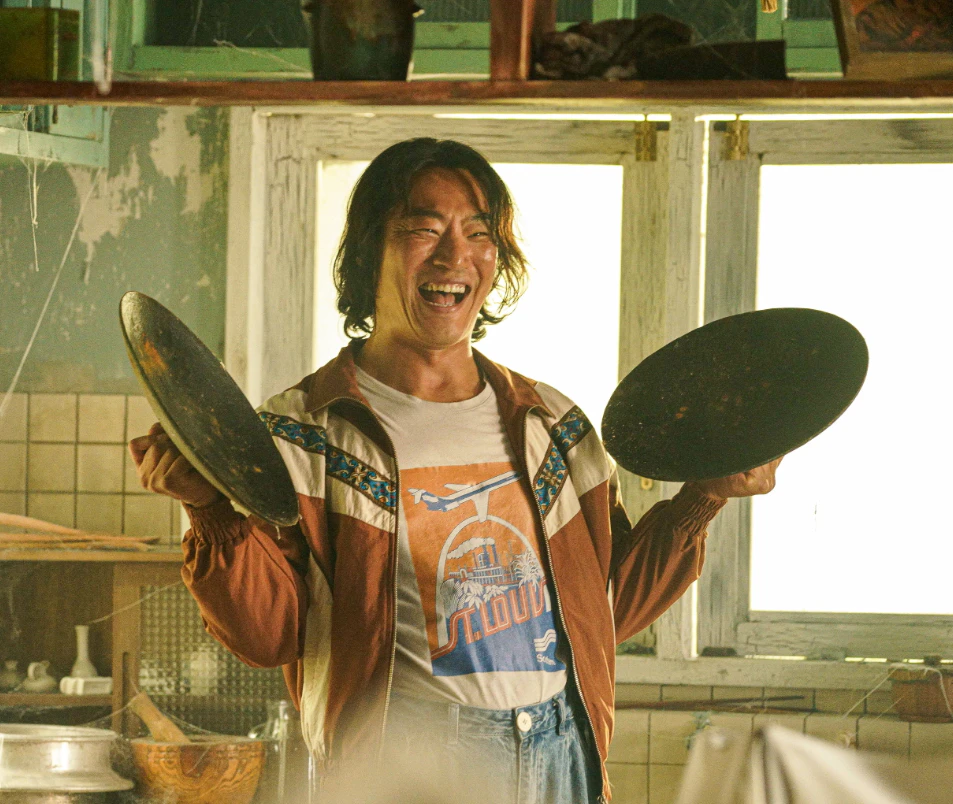 박상구 악기 들고 있는 장면