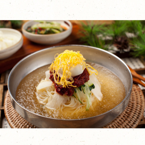 진한 육수에 면이 가득한 밀면