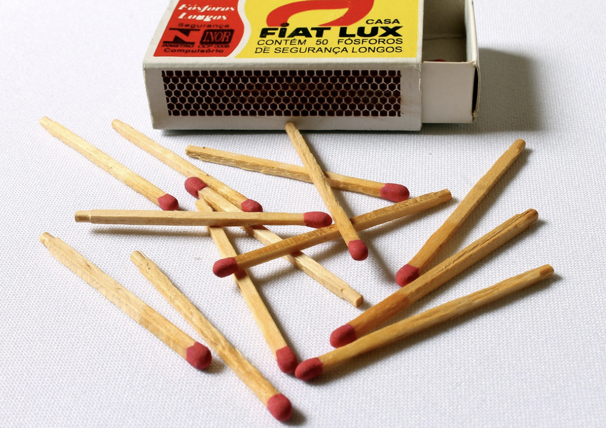 라이터와 성냥: 불을 다루는 인간의 두 가지 방식