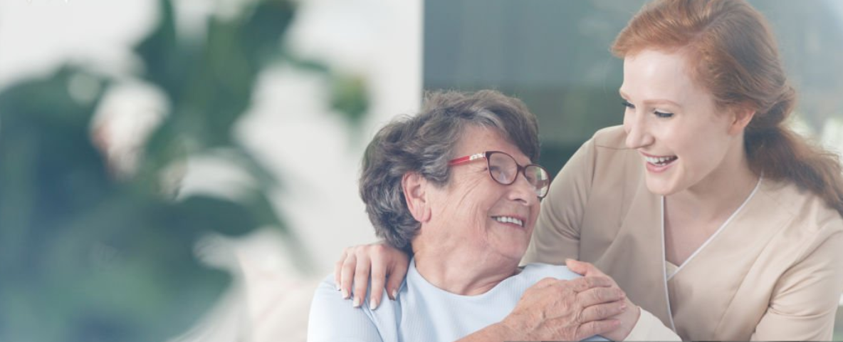 요양보호사와 노인이 마주 보며 환하게 웃는 모습