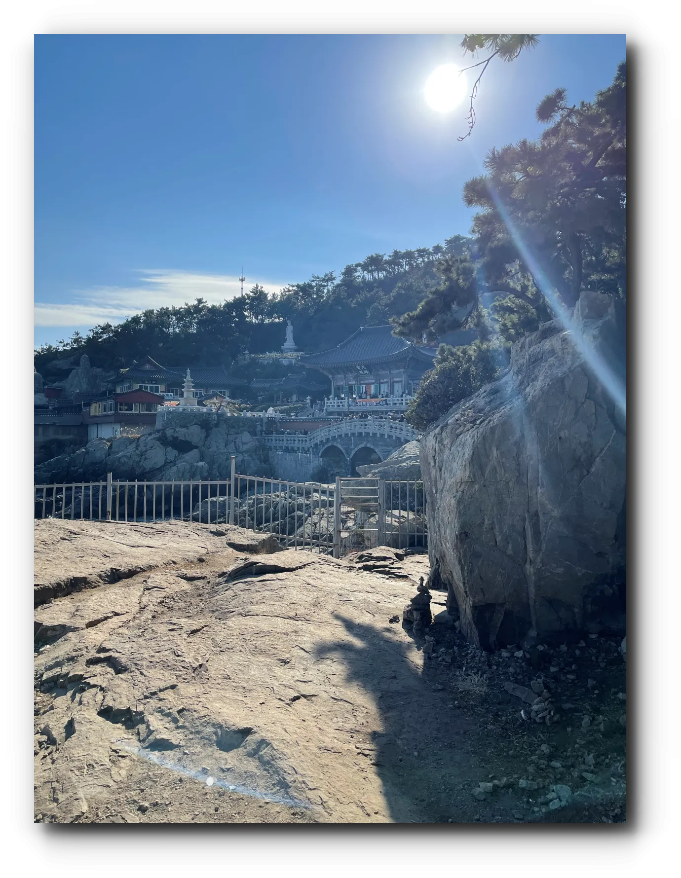 밝은-햇살이-빛나고-있는-사찰