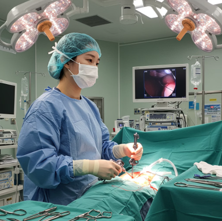 여성 의사가 맹장염 수술 과정하는 모습