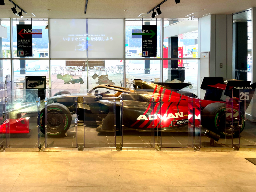 Suzuka PA 휴게소 레이싱카 전시2