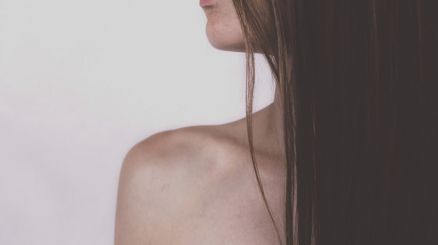 팽이버섯 효능은 피부 미용에 도움이 된다. 팽이 버섯으로 피부가 좋아진 미인이 서 있다