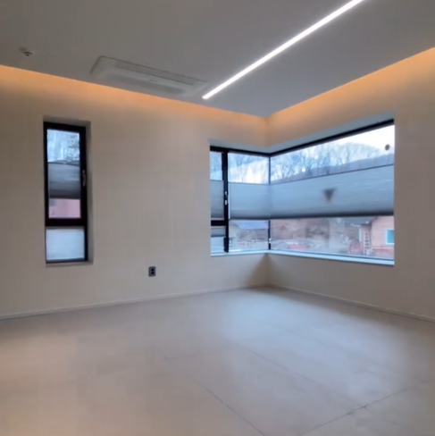 햇살이 잘 들어 오는 창이 있어 좋은방 구조로 되어 있다.