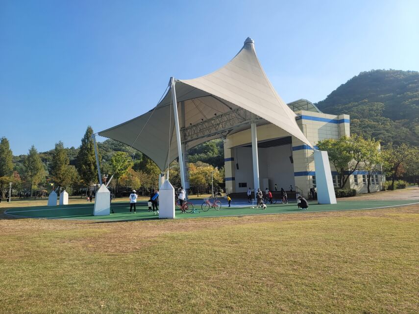 야외음악당-잔디밭