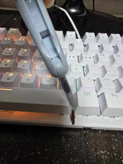 실리콘 펜촉 이용으로 초코파이 부스레기 제거하는 모습